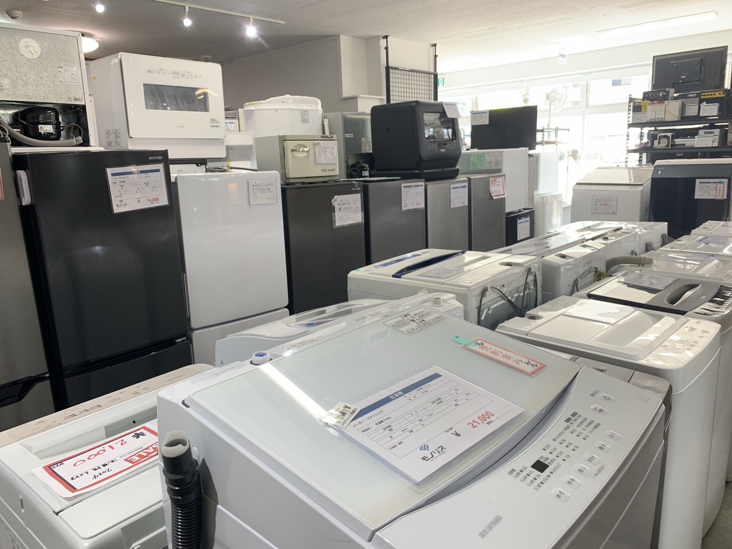 冷蔵庫・洗濯機など白物家電の陳列