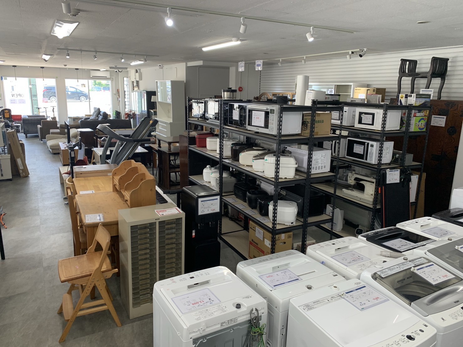家電と家具が並ぶ店内の様子